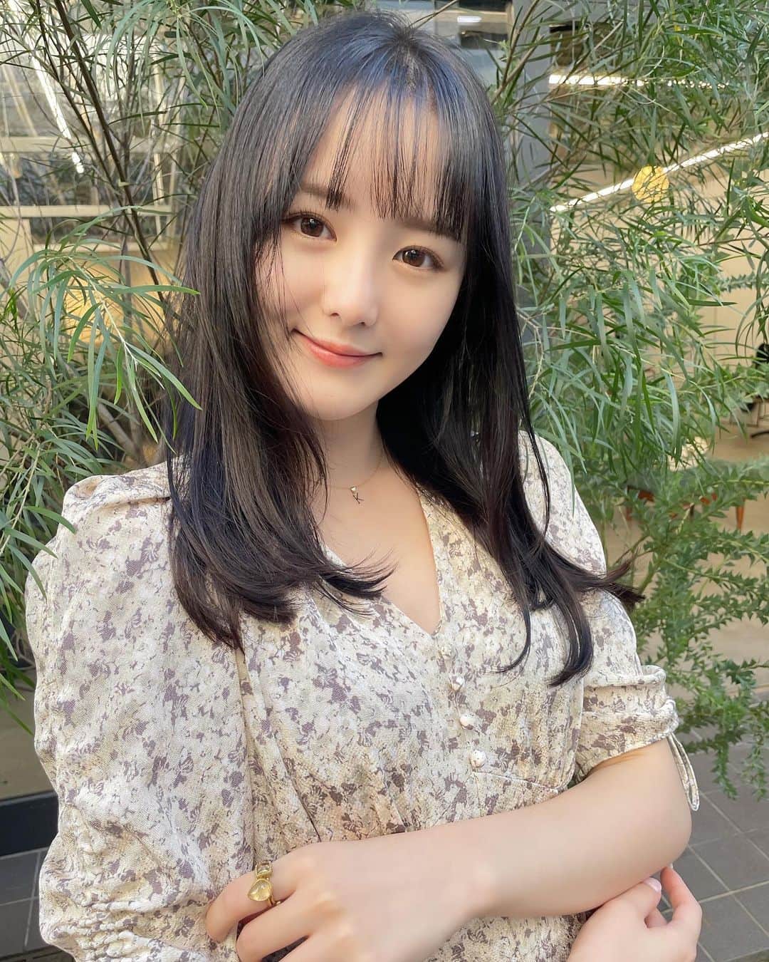 伊藤小春のインスタグラム：「秋モード🍡🌝 ⁡ ⁡ 最近の外の感じが大好きで、 今日は気づいたら山手線6駅分歩いてました！ ⁡ 走ることはこの世で一番嫌いだけど、 歩くことは苦じゃないです🎶一緒に散歩しよ🎶 ⁡ ⁡ #ヘアカラー#髪色#暗髪 #snidel」