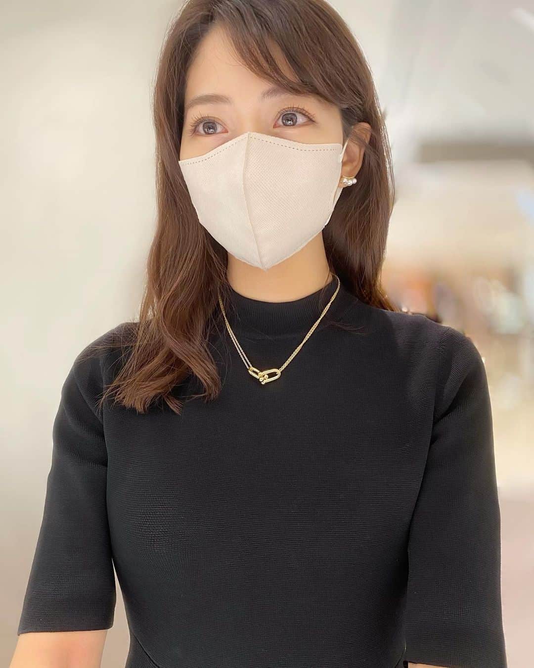 のインスタグラム：「・ ⁡ ⁡ まつ毛パーマをしていると ビューラーいらずなので 日々のメイクがとっても楽ちん👀💄 ⁡ ⁡ #まつ毛美容液 をスタイリストさんに 頂いたので、まつ育がんばろう👀✿⠜ ⁡ ⁡ #ヘアーカット はおなじみの @ryo_lano_by_hair  ⁡ 2ヶ月も行ってないから そろそろ美容院にも行きたいなー💇‍♀️ ⁡ 1度くらいばっさり切りたいような気も するけど勇気が出ません⍤⃝☡  ⁡ ⁡ ⁡ ⁡ Eyelush.... @lily_eyefree  ⁡ ⁡  #まつ毛パーマ #まつ育  #自まつ毛 #お願いだから抜けないで〜　 #どこを見てるのか... 笑」