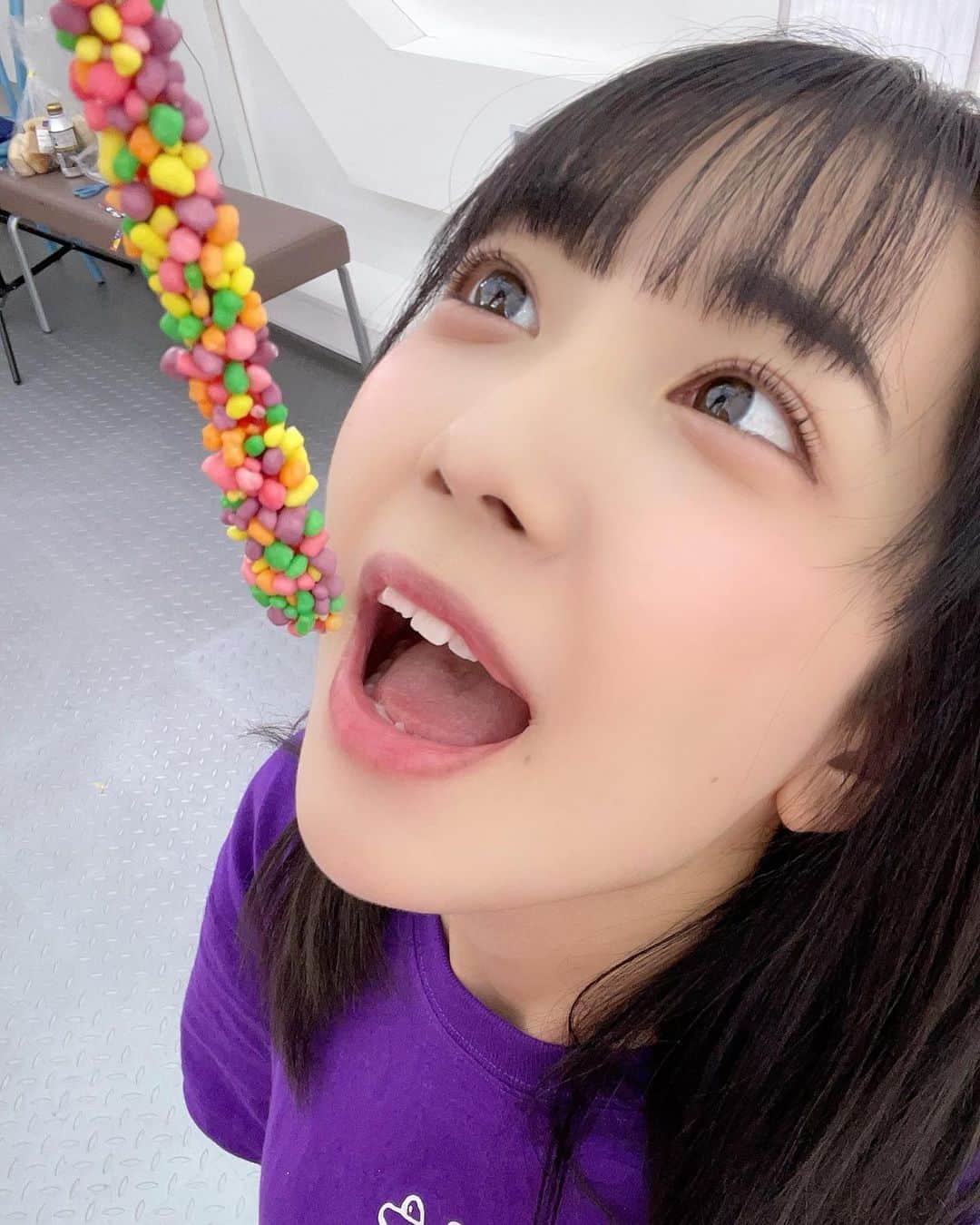 天羽希純のインスタグラム：「ぱっくっ( ‘ч’ )  流行ってるらしいやつ食べさせられた  #ナーズロープ #ASMR #グミ #アイドル #Japaneseidol」