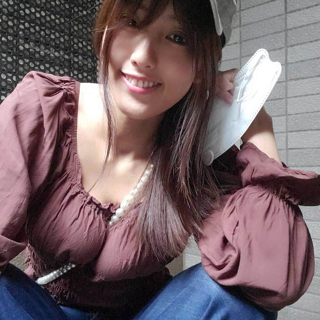 日里麻美のインスタグラム：「* しゃがみを主張  緊急事態宣言もとけて イベントやらなんやら 少しずつ再開していけたらなと思ってます  * * *  ❇️#ミスFLASH2022 オーディション参加中！応援必要としてます！！❇️ 【販売中】 💠抑えきれない胸の鼓動　DVD & Blu-ray Amazonなどで購入できます 💠グラビア学園　グラビア動画&デジタル写真集　Amazon、DMMで購入できます  【TV、Web】 💠 打姫オバカミーコ　劇場公開決定  💠毎週木曜日YouTube　タイタン東スポ部更  💠さまぁ～ずチャンネル　『訳あり女』  💠YouTube　『ひさっちゃんねる』で検索 最新「ミスFLASH2022応援方法」  【イベント】 💠10/17　ミスFLASH2022撮影会ラスト！ 　　　　　16:00-17:00   17:20-18:20   18:40-19:40   20:00-21:00 💠10/19　ミスFLASH2022マシェバラ公式配信(ラストデイ) 💠10/21  まーすた王子店(麻雀ゲスト🀄) 💠10/29  まーすた下北沢店(麻雀ゲスト🀄) 💠11/4  後日詳細 💠11/7  グラビアだらけの麻雀大会ゲスト(満枠) * * * * #乳圧女 #着衣巨乳 #着衣でも主張 #乳圧 #おっぱいの大きいお姉さんは好きですか #hisato」