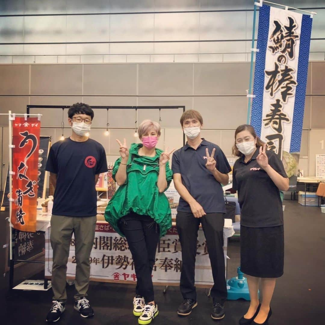 梅宮アンナさんのインスタグラム写真 - (梅宮アンナInstagram)「昨日のイベント会場で私が来ていたグリーンのトップスは、  @dsquared2   のモノです⭐️  昨日の天候は雨でしたので、このようなコーディネートにしまして😊  私の場合は、  仕事服も、  プライベートも  自分が選んでいて、  しかも、カジュアルなモノが好きでして😊  ブランドからは、入らず、  ビジュアルが先ですね。  車選びも似た感じかも😊  昨日、会場には、  車だけではなく、  食品もありました！  楽しい会場でした💕💕💕  イタリア産🇮🇹の  オリーブオイルや、  私の大好きなお茶🍵😍  小さなペットボトルに入る  ウルトラ高級な日本茶があって💁‍♀️💁‍♀️  お値段なんと！！  700円也〜😲😲  飲ませて頂きましたが、  最高に美味しいお茶でした‼️👏👏👏👏👏👏🍵🍵🍵🍵🍵🍵🍵  お茶のお名前は、静岡、  牧之原茶でした🍵🍵  👏👏👏👏👏👏👏  その他、瓶に入っているのは、  2万円也〜😊😊  見ていて驚きの連続でした😊😊😊  その他、  いちまるマルシェさん  のイベリコ豚丼の具も、  美味しくて🐷  ヤキレイさんの、  鯖の棒鮨🐟  うなぎも👏👏👏👏👏  真鶴↔️静岡は、  近い✌️✌️✌️  #静岡ツインメッセ  #牧之原茶  #外車イベント」10月17日 8時20分 - annaumemiya