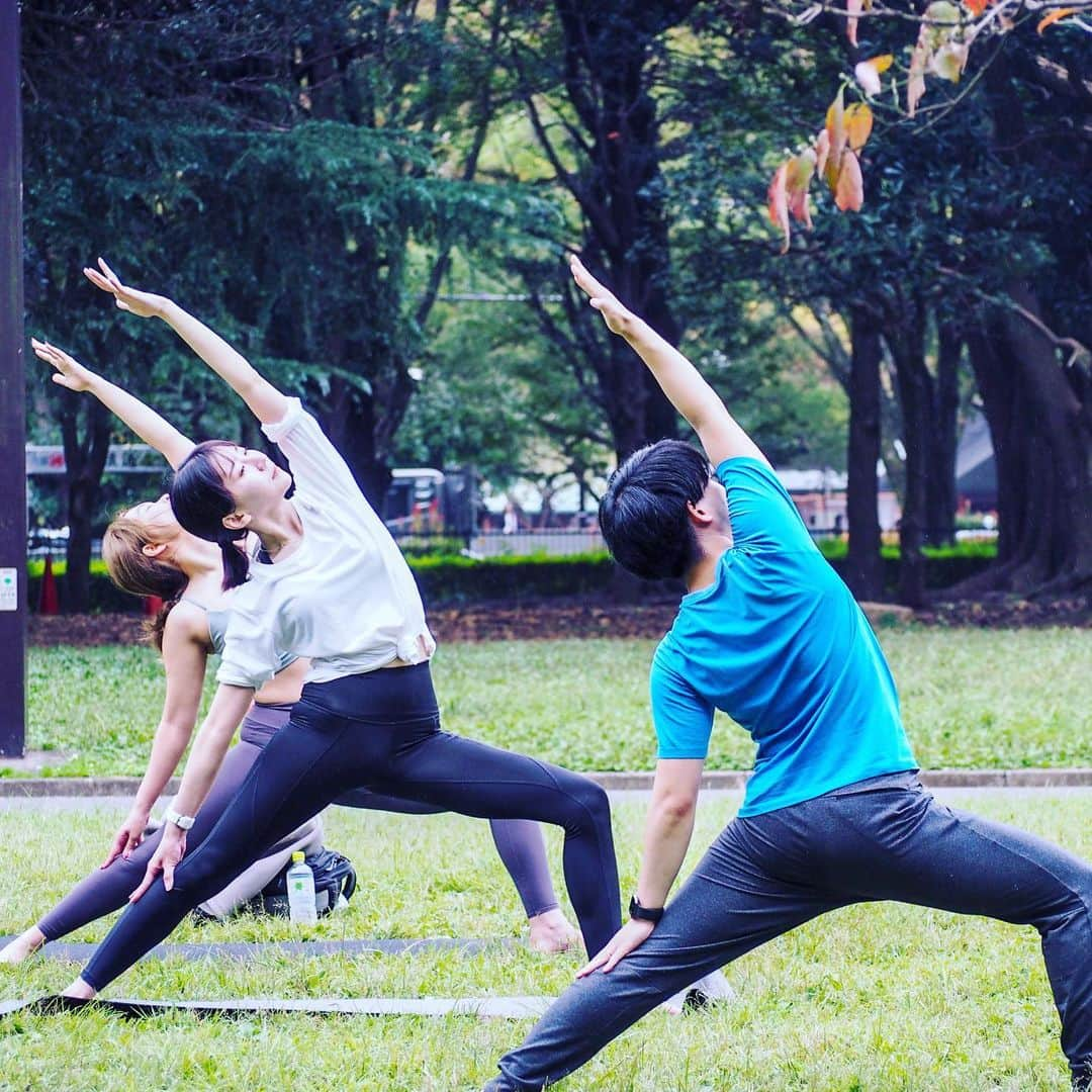 矢野冬子さんのインスタグラム写真 - (矢野冬子Instagram)「昨日は、 玄太さんのパークヨガに参加🧘‍♀️ . ほんのり雨が降ってたけど それがまた心地よく開放感が最高でした☺️✨ シールシャーサナ(三点倒立)までチャレンジ🤣 チャレンジしたもののバランスを崩して玄太さんを蹴っ飛ばしてしまい終了😭笑ごめんなさい🙏 . 写真は、玄太さんの奥様が撮ってくださいました🥳 素敵でおしゃれな写真ありがとうございます♪😊 . あみちゃんは、シールシャーサナはじめて壁なしで成功☺️✨ さすがでした👏 わたしもめげずに頑張ります🤣 . ハピヨガの同期3人で 笑いが絶えず本当に楽しかった☺️！また参加したいなぁ☺️！ . 玄太さん✨奥様✨ あみちゃん✨ ありがとうございました😊✨ . . . そして、 ご報告です！ 急なお知らせですが 10月31日を持ちまして ハピヨガ全店閉店いたします🙇‍♀️ . 立ち上げから参加をさせていただき ヨガインストラクターとして たくさん成長させていただきました。 素敵なお客様に囲まれて 刺激的な毎日でした！ あみちゃん・玄太さんとは ハピヨガオープン当初から支え合い時には喧嘩しながらも 頑張ってきたからか 離れるのが寂しいです😔 . また、一緒にヨガやりましょう🥳 . #パークヨガ #ヨガ #ハピヨガ #yoga #yogini #happyoga #i」10月17日 8時54分 - toookogram