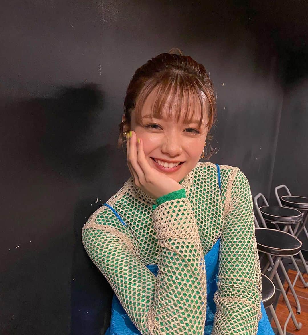 足立佳奈のインスタグラム：「全公演終わりました💚💙  あっという間で、 楽しくて嬉しくて、 幸せな時間だった、、。  みんな貴重な時間を、私と過ごしてくれて、本当にありがとう。 満面の笑みをマスク越しに感じながら、沢山パワーをもらいました。  また会える日を楽しみにまってるんだから〜😙😉（まだはやいかっ笑）  そして、すてきなバンドメンバーと4公演できてよかった💭ありがとう。  アルバムも楽しみにしていてね！ ふふっ。」
