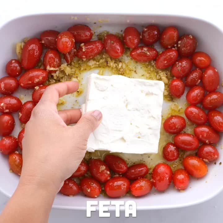 Easy Recipesのインスタグラム：「Baked Feta Pasta  Ingredients  8 oz. pasta of your choice cooked al dente, I used Trottole 1 8 oz. block of feta cheese French feta preferred 3 cups cherry tomatoes fresh only, no canned ¼ cup olive oil 6 cloves garlic minced 1 tsp. onion powder 1 tsp. black pepper or less to taste ¾ tsp. chili flakes more or less to taste ¾ tsp salt more or less to taste ¾ dry oregano ¼ cup fresh basil 5 oz. pack, chopped  Instructions   https://www.cookinwithmima.com/baked-feta-pasta/」