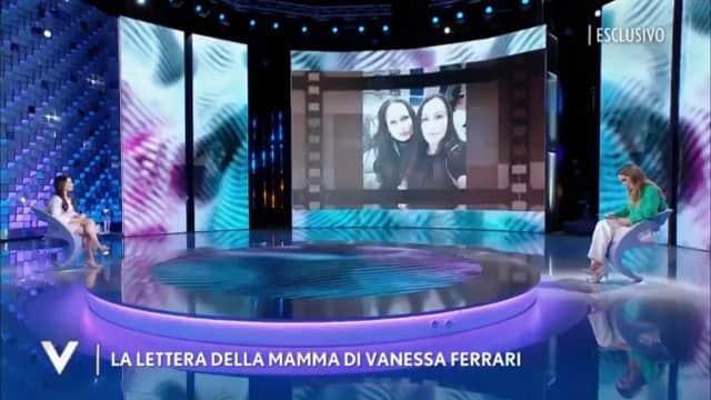 バネッサ・フェラーリのインスタグラム：「Non riuscivo praticamente più a parlare dopo questa lettera! 🥲❤  #Repost @verissimotv 💙  👗 @sonoio_sartoria   #VanessaFerrari #Mediaset #Verissimo #Canale5」