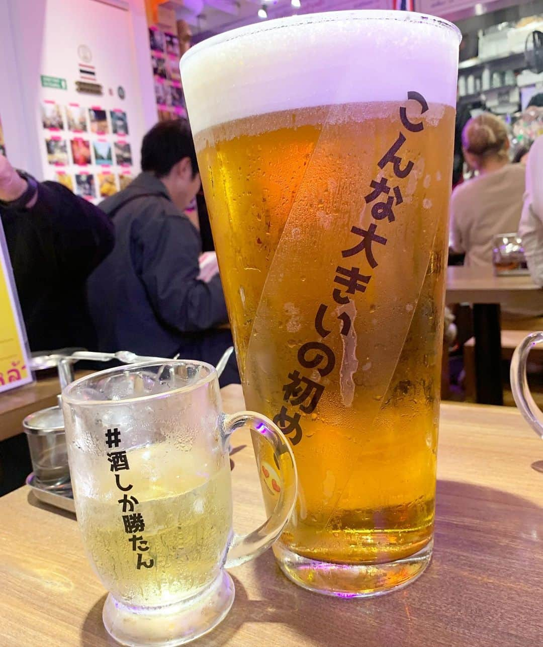 吉川ちえさんのインスタグラム写真 - (吉川ちえInstagram)「【🍺🍺🍺🍺🍺🍺🍺🍺】 . このビール🍺やばくない⁉️🤣💕 めっちゃデカすぎる🐻❤️笑 . 恵比寿にあるタイ屋台ラオラオ🇹🇭 ( @tai_raorao ) のスカイツリージョッキ🗼笑 お酒の中身は好きなの選べて 女子3人でビールを選びました✌️💗 . お酒インパクトありすぎ😂‼️ お酒も凄いけど料理🍳もびっくりするぐらい 美味しかった😋💕 特にお気に入りはトムヤムクンと パッタイとガパオライス🧡💛 . 🇹🇭タイ料理🐘好きでよく食べるけど ここの料理まじ美味しかった🍳 ‼️ また行きたいもん🥺✌️❤️ . お店の雰囲気は けっこう賑やかな感じです😚👍 . 【タイ屋台 🇹🇭ラオラオ】 📍 東京都渋谷区恵比寿4-4-14 イナビル 1F ☎050-5890-8028 ⏱ ［月～日］ 11：30～21：00(20：00LO) 日曜営業 . #タイ屋台 #タイ屋台ラオラオ #恵比寿グルメ #恵比寿ディナー  #タイ料理 #タイ #スカイツリージョッキ #🍺 #ビール女子 #ビール好きな人と繋がりたい」10月17日 3時40分 - yoshikawachie_16