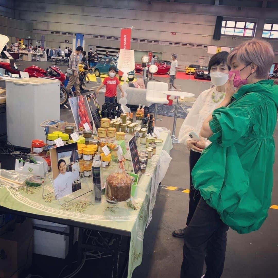 梅宮アンナさんのインスタグラム写真 - (梅宮アンナInstagram)「@premiumworldmotorfair   静岡へ行って参りました🍵  車のお仕事嬉しい💕💕  素敵な車が沢山展示されていて⭐️⭐️🚗💨  ワクワクして💕  この車。。  おいくらするんですか？  はい。  8000万円でございます⭐️🚗⭐️  😲😲😲  😲😲😲  #静岡ツインメッセ  #外車  #ev」10月17日 3時58分 - annaumemiya