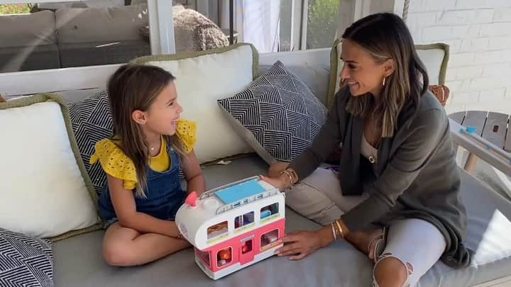 ジャナ・クレイマーのインスタグラム：「Jolie's dream adventure is the beach! #ad What about yours? With Peppa’s Family Motorhome and our imaginations we can make that happen. We're a huge fan of anything that sparks creativity in this household and this is the perfect toy to get your little one's creative juices flowing! @hasbro @officialpeppa #PeggaPig #PeppasAdventures」