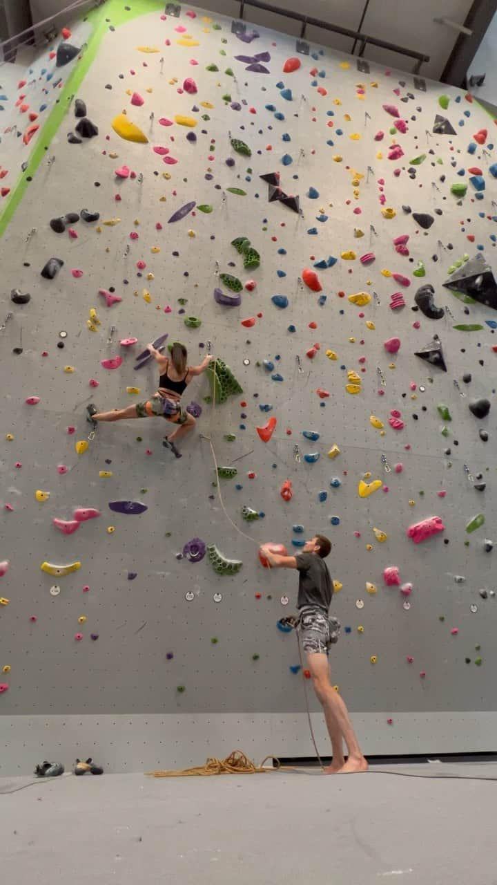 アレックス・パッチシオのインスタグラム：「VERY VERY boring video, BUT this is MY reality at the moment! AND this is the alter walls at the gym! 😂 . As many of you may know I have been dealing with a right SC Joint partial tear for about 3 months now.  . I started lightly climbing again for a bit less than a month now and I have had 2 doses of Prolotherapy shots in the joint to help heal it faster. . I’m learning to be more patient and listen to be body even better than I did before. Here is a 5.12D at @movementgyms Baker.  As you can see I am climbing In a VERY CONTROLLED way and impeccably SLOW!!!  I can’t pull on the LEFT arm too hard and I most certainly can’t do any weird or awkward positions with it!!!  . Climbing in such a controlled way where I’m not popping, hopping or finding my normal flow is sooo different and strange for me!  . Our bodies are INCREDIBLE and they know how to adapt. They know how to heal. They talk to you, all you have to do is listen! 👂  . Enjoy this EXTREMELY BORING video of me climbing the shorter wall at the gym ! 😂  . @scarpana @organicclimbing @beam @frictionlabs @kayaclimbing @robinoleary」