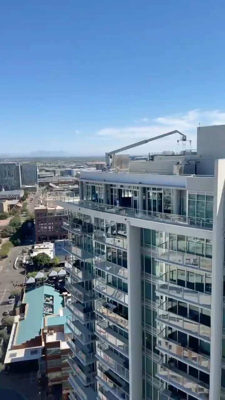 ナイジャ・ヒューストンのインスタグラム：「Don’t look down🥺」