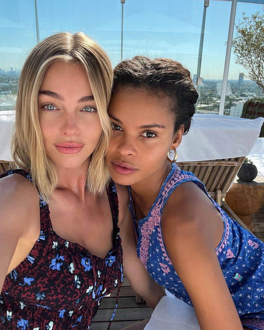 Elizabeth Turnerのインスタグラム：「nothing turns my mood around like spending time with besties 🥰 @zaina_gohou my bright light ☀️💕 happy Saturday everyone!!!」