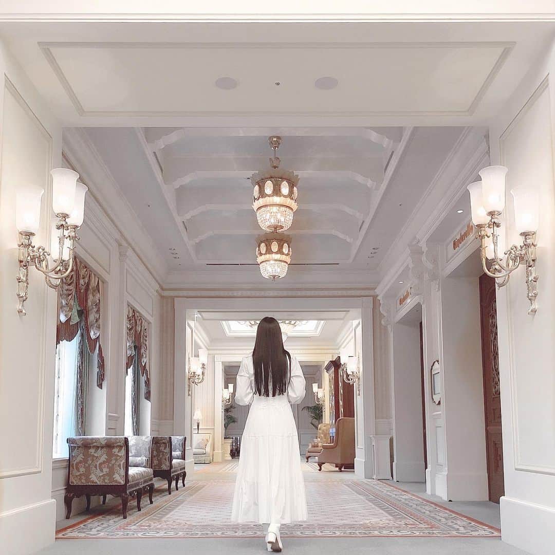 月森世菜さんのインスタグラム写真 - (月森世菜Instagram)「White dress♡ お気に入りのワンピで 前も後ろも可愛い🤍🤍🤍  ホテル内のおすすめフォトスポット♡ 全部3Fです🫖  雨でお外が暗かったので 暗いお写真の明るくしていて 画質悪い😶‍🌫️💭  ┈┈┈┈┈┈┈┈┈┈┈┈┈┈┈┈┈┈┈ せいなです♡ 白系統の女子力アップのことに ついて投稿しているので フォローして頂けると嬉しいです🥛  @seina.tsukimori   白系統のお写真に タグ付けして下さると見に行きます♡  ファンネーム・マーク → せいらー・🤍🕊  ┈┈┈┈┈┈┈┈┈┈┈┈┈┈┈┈┈┈┈  #ホワイトコーデ #白 #ホワイト #白系統 #フレンチガーリー #ヴィンテージライク#東京ディズニーランド#ディズニーランド#フォトスポット #ディズニーコーデ  #カチューシャ #モデルプレスパワープッシュ #disneyland#tokyodisneyland#ディズニーランドホテル #淡色女子 #インフルエンサー #モデル #モデル募集 #ホワイトネイル #オーロラネイル #ネイルデザイン #冬コーデ #夢の国 #ホテルステイ #オールホワイト #grl #グレイル #frayid」10月17日 18時28分 - seina.tsukimori