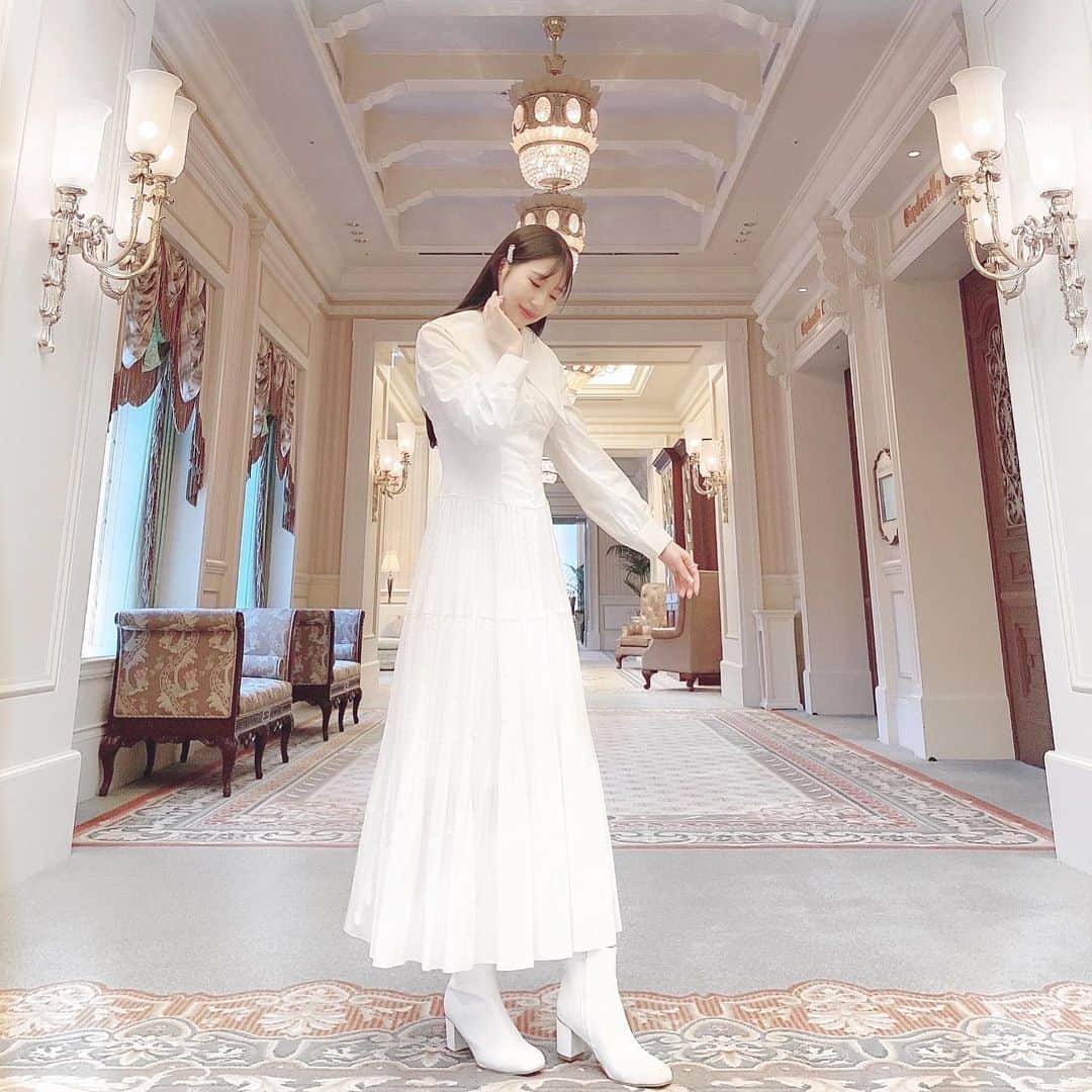 月森世菜さんのインスタグラム写真 - (月森世菜Instagram)「White dress♡ お気に入りのワンピで 前も後ろも可愛い🤍🤍🤍  ホテル内のおすすめフォトスポット♡ 全部3Fです🫖  雨でお外が暗かったので 暗いお写真の明るくしていて 画質悪い😶‍🌫️💭  ┈┈┈┈┈┈┈┈┈┈┈┈┈┈┈┈┈┈┈ せいなです♡ 白系統の女子力アップのことに ついて投稿しているので フォローして頂けると嬉しいです🥛  @seina.tsukimori   白系統のお写真に タグ付けして下さると見に行きます♡  ファンネーム・マーク → せいらー・🤍🕊  ┈┈┈┈┈┈┈┈┈┈┈┈┈┈┈┈┈┈┈  #ホワイトコーデ #白 #ホワイト #白系統 #フレンチガーリー #ヴィンテージライク#東京ディズニーランド#ディズニーランド#フォトスポット #ディズニーコーデ  #カチューシャ #モデルプレスパワープッシュ #disneyland#tokyodisneyland#ディズニーランドホテル #淡色女子 #インフルエンサー #モデル #モデル募集 #ホワイトネイル #オーロラネイル #ネイルデザイン #冬コーデ #夢の国 #ホテルステイ #オールホワイト #grl #グレイル #frayid」10月17日 18時28分 - seina.tsukimori