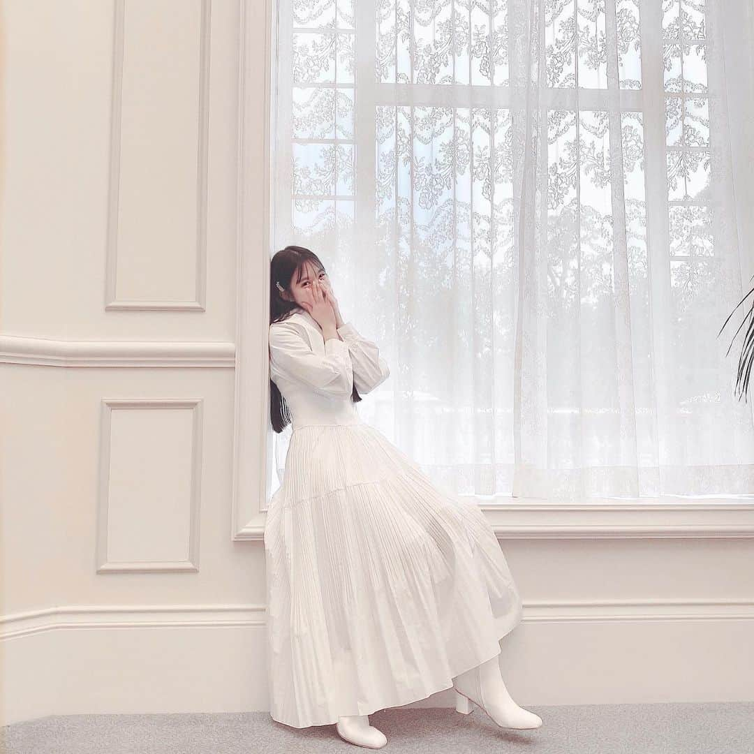 月森世菜さんのインスタグラム写真 - (月森世菜Instagram)「White dress♡ お気に入りのワンピで 前も後ろも可愛い🤍🤍🤍  ホテル内のおすすめフォトスポット♡ 全部3Fです🫖  雨でお外が暗かったので 暗いお写真の明るくしていて 画質悪い😶‍🌫️💭  ┈┈┈┈┈┈┈┈┈┈┈┈┈┈┈┈┈┈┈ せいなです♡ 白系統の女子力アップのことに ついて投稿しているので フォローして頂けると嬉しいです🥛  @seina.tsukimori   白系統のお写真に タグ付けして下さると見に行きます♡  ファンネーム・マーク → せいらー・🤍🕊  ┈┈┈┈┈┈┈┈┈┈┈┈┈┈┈┈┈┈┈  #ホワイトコーデ #白 #ホワイト #白系統 #フレンチガーリー #ヴィンテージライク#東京ディズニーランド#ディズニーランド#フォトスポット #ディズニーコーデ  #カチューシャ #モデルプレスパワープッシュ #disneyland#tokyodisneyland#ディズニーランドホテル #淡色女子 #インフルエンサー #モデル #モデル募集 #ホワイトネイル #オーロラネイル #ネイルデザイン #冬コーデ #夢の国 #ホテルステイ #オールホワイト #grl #グレイル #frayid」10月17日 18時28分 - seina.tsukimori