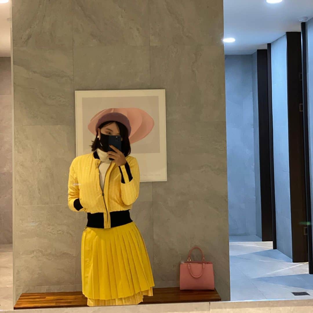 リュ・ジヘのインスタグラム：「저..라베싱글쳤어요..77개❤️🙈 어프로치가 촥촥 붙었어요!! 노멀리건~🤟🏻🤟🏻 멕케이슨신상 입구 싱글이라니!! 예쁜옷입고 기분이 좋았나봐..🙊 멕케이슨 치마가 길어서 좋아앙~❤️ 노랑노랑 병아리룩!   오늘 한파였는데 맥케이슨입고 따숩게 쳤어요😉 싱글 행복하드앙 이맛골!⛳️⛳️  #멕케이슨 #멕케이슨골프웨어 #골프스타그램 #싱글친날 #다이와온오프아이언 #후지쿠라샤프트 #gtd드라이버 #아디다스골프화 #시다스골프인솔 #골프 #미녀골퍼」