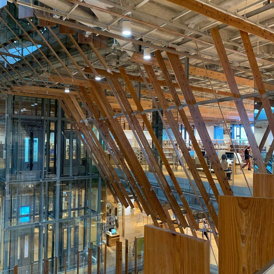 小池昌代のインスタグラム：「富山・ガラス美術館。奥に図書館。ガラスの外面、木の内装。落ち着く。」