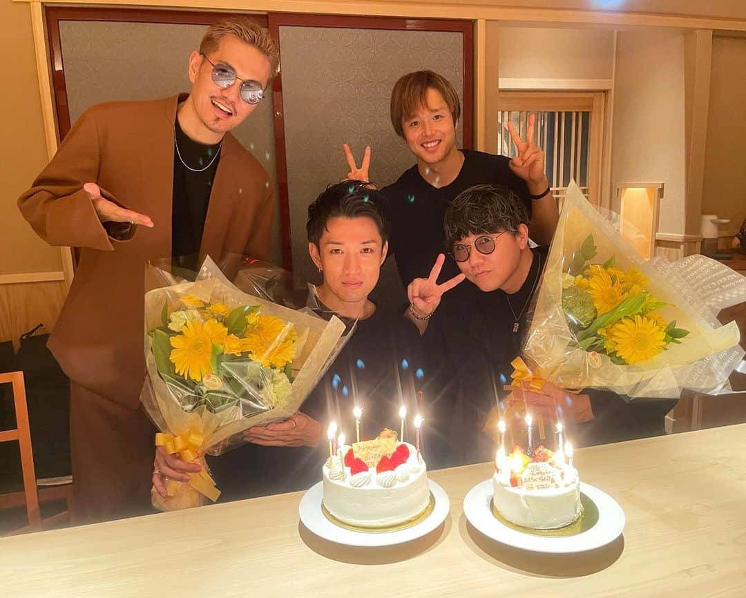 彫師美漸のインスタグラム：「2021.10/17 誕生日を迎える事が出来ました🍾 TAK-Z & Bizen BD寿司会 & ぷろたん復活祝い😆💪✨ ATSUSHIさん今年もありがとうございます🙇‍♂️ 大将いつもありがとうございます🙏 ↓ からのタクジー君ライブ🙌✨ まさかここでもサプライズ😭🎂 ・ そして最高な仲間とチームあやかてぃん😆✨寿司会→ボーリング→🍻。ボーリングの球を投げてる時に誕生日を迎えた🤣 ・ 今年もたくさんの方々にお祝いして頂けて本当に幸せ者です🥺✨ ・ 本当にありがとうございます🙇‍♂️ ・ ・ ・ そしてそして、今年中に重大発表があるので楽しみにしていてください👏 ・ #Bizenart #Bizen #Bizentattoo #美漸 #彫師美漸 #鮨えん別邸」