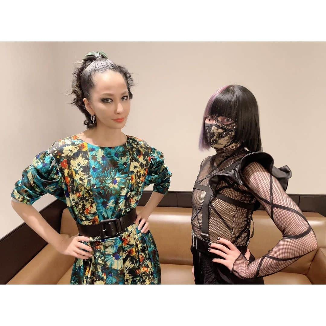 中島美嘉さんのインスタグラム写真 - (中島美嘉Instagram)「. 豪華な方々と コラボさせて 頂きました！ 見てくれた方 ありがとう！  #歌えるJPOP #ハラミちゃん さん #廣津留すみれ さん #万葉 さん #アイメイク #ブラック @chikakisada @charlottechesnaisjewelry」10月17日 17時35分 - mikanakashima_official