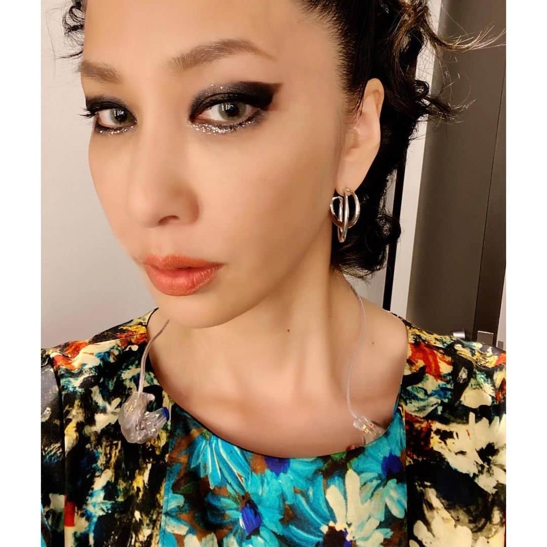 中島美嘉さんのインスタグラム写真 - (中島美嘉Instagram)「. 豪華な方々と コラボさせて 頂きました！ 見てくれた方 ありがとう！  #歌えるJPOP #ハラミちゃん さん #廣津留すみれ さん #万葉 さん #アイメイク #ブラック @chikakisada @charlottechesnaisjewelry」10月17日 17時35分 - mikanakashima_official