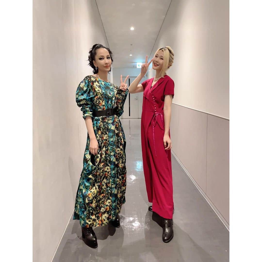 中島美嘉さんのインスタグラム写真 - (中島美嘉Instagram)「. 豪華な方々と コラボさせて 頂きました！ 見てくれた方 ありがとう！  #歌えるJPOP #ハラミちゃん さん #廣津留すみれ さん #万葉 さん #アイメイク #ブラック @chikakisada @charlottechesnaisjewelry」10月17日 17時35分 - mikanakashima_official