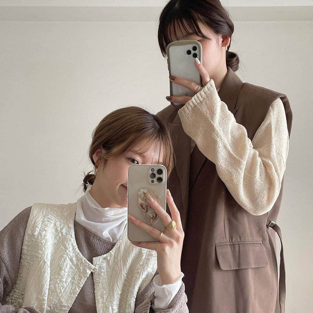 R i R y (リリー)さんのインスタグラム写真 - (R i R y (リリー)Instagram)「『秋の淡色コーデ🧶🤎』　　  秋の淡色コーデ🍁 どれも可愛すぎる🍂 ぜひ参考にしてみてね♪  ✴︎---------------✴︎---------------✴︎ ▶▶掲載する写真を募集中📸 カワイイ写真が撮れたら、@velle.jp をタグ付けするか、ハッシュタグ #velle_jp をつけて投稿してみてね♪ velle編集部と一緒にカワイイで溢れるvelleを創っていこう😚🤍  ✴︎---------------✴︎---------------✴︎ #今日のコーデ #今日の服 #韓国コーデ #プチプラ部 #プチプラファッション #ジーユーコーデ #プチプラコーデ #高見えコーデ #秋服コーデ #学生コーデ #ニットコーデ #カーディガン #カーディガンコーデ #淡色コーデ #消えそうな色コーデ #ワントーンコーデ #ベージュコーデ #ベージュ族 #ブラウンコーデ #秋服コーデ #1週間コーデ #着回しコーデ #レイヤードコーデ #韓国ファッションファッション #シミラールック #シミラールックコーデ #トレンチコート #トレンチコートコーデ #お洒落さんと繋がりたい」10月17日 17時54分 - velle.jp