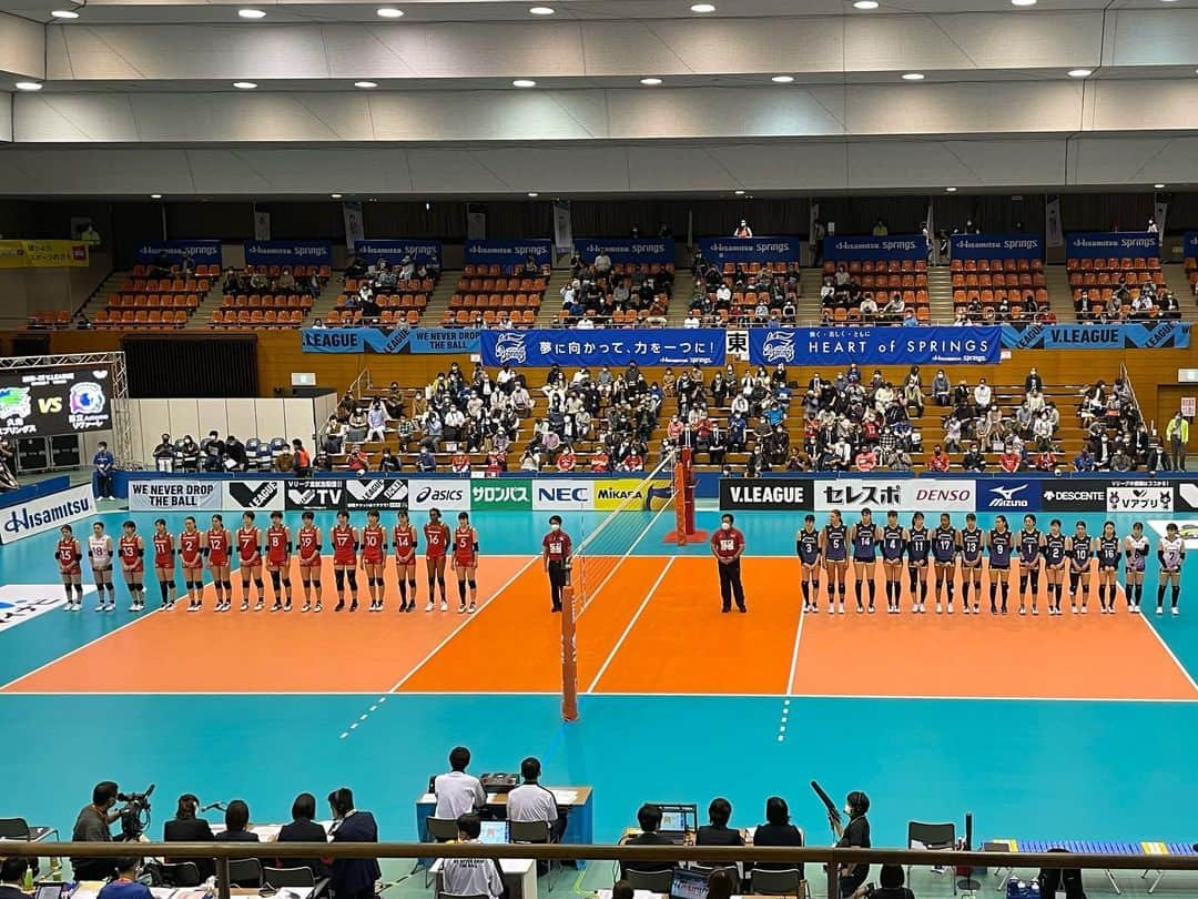 新鍋理沙のインスタグラム：「. V League 2021/22開幕戦 佐賀大会 日立AstemoリヴァーレVS久光スプリングス 土日の2試合解説させていただきました。 土曜日の実況はサガテレビの川野優也アナウンサー、日曜日は波佐間崇晃アナウンサーでした。 昨シーズンの開幕戦も佐賀大会で、私の人生初解説の時の実況も川野アナウンサーだったんです🤭 今年も助けていただきありがとうございました🥺！  久光スプリングスは23日.24日 次はグリーンアリーナ神戸でホームゲームです🔥  #Vリーグ #サガテレビ #久光スプリングス #日立astemoリヴァーレ  #川野優也 アナウンサー #波佐間崇晃 アナウンサー」