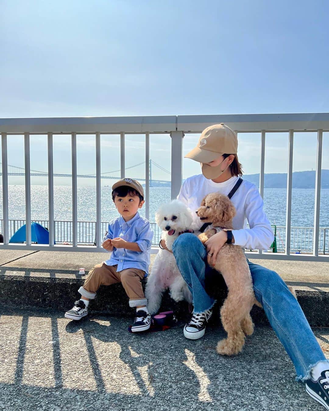 Ayaさんのインスタグラム写真 - (AyaInstagram)「昨日はあんなに暑かったのに 今日からもうすっかり秋やなぁ🧡  みんなで写真撮るのは無理やった👩‍👦🐶🐩 なかなか難しい。笑  男の子は虫やら魚やら色んな物に 興味津々で反応がかわいい🤣笑 お喋りも上手😂 蟹🦀がいっぱい居たからケイトも大興奮やった。笑  #2歳児#2歳育児#男の子#魚大好き#虫好き#蟹 #犬と休日#ビションフリーゼ#トイプードル#お散歩コーデ」10月17日 9時58分 - aya__fit