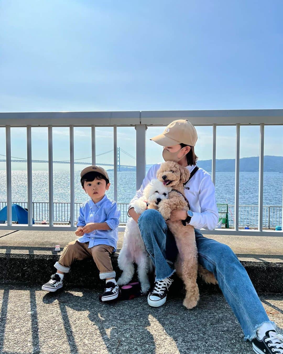 Ayaさんのインスタグラム写真 - (AyaInstagram)「昨日はあんなに暑かったのに 今日からもうすっかり秋やなぁ🧡  みんなで写真撮るのは無理やった👩‍👦🐶🐩 なかなか難しい。笑  男の子は虫やら魚やら色んな物に 興味津々で反応がかわいい🤣笑 お喋りも上手😂 蟹🦀がいっぱい居たからケイトも大興奮やった。笑  #2歳児#2歳育児#男の子#魚大好き#虫好き#蟹 #犬と休日#ビションフリーゼ#トイプードル#お散歩コーデ」10月17日 9時58分 - aya__fit