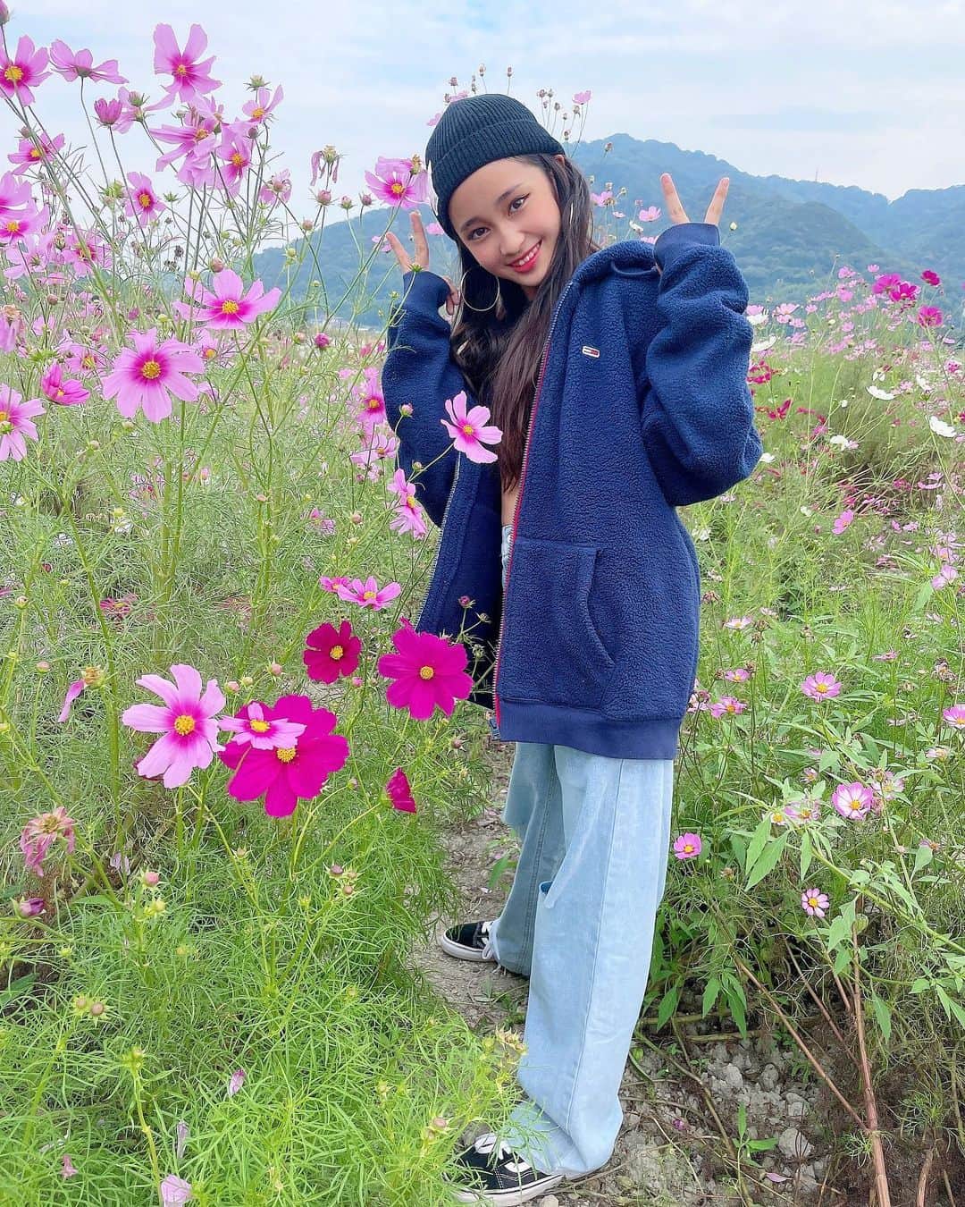 のインスタグラム：「. コスモス畑🌸 明日からまた頑張ろう💕 来週日曜日大阪のあべのキューズモールの ピンクハントさんのお店で一日店長として店頭に立ちます💕よかったら遊びに来てやってください pants @smilekids888  #instagram #instagood #instalove #instalike #flowers #flower #instafashion #fashion #ootd #code #love」