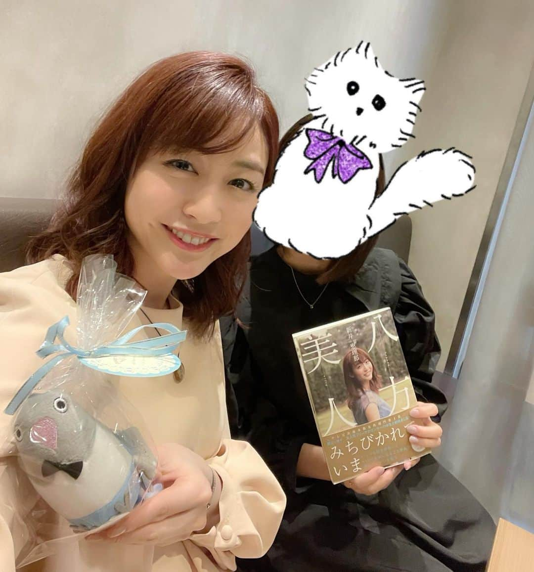 新井恵理那さんのインスタグラム写真 - (新井恵理那Instagram)「最近、嬉しかったこと…♪  もはやちょっと懐かしい私のはじめてのエッセイ『八方美人』を、大学からの友人も、Nキャスコメンテーターの黄さんも、わざわざ買って持ってきてくれたんです(#^.^#)  わたしも本屋さんで黄さんの本を見つけてこれから読むところで、土曜日に交換サイン会になりました( ^ω^ )笑 友人はラピちゃんのことですごく心配してくれていて、思い出しちゃうかな？と気にかけてくれながらそっくりな人形をくれました(o^^o)♪ もうそろそろ四十九日。帰ってきてくれた( ^ω^ )♪∧( 'Θ' )∧  優しさに触れて、わたしもひとに優しくなれそうです♪ありがたいです♪  #エッセイ #八方美人 #最強のsnsは中国から生まれる #黄未来 #ラピス #ブルーボタンインコ #bird #新井恵理那 #centforce」10月17日 10時58分 - elina_arai