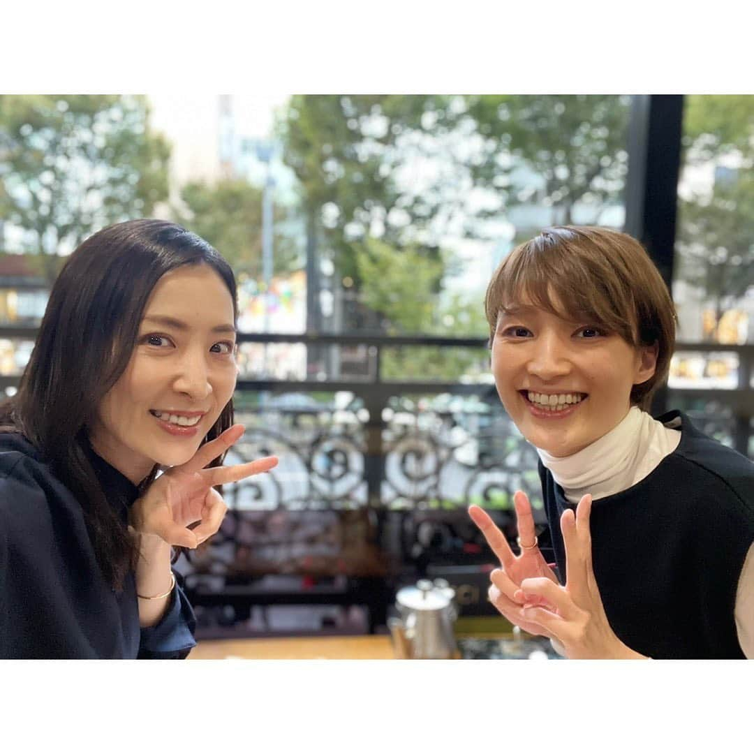 望海風斗さんのインスタグラム写真 - (望海風斗Instagram)「♡ 社長とゆうさんとお会いしました✨ 素敵なお話を沢山聞けて、とても幸せな時間でした😄 ⁡ ゆうさんにお会いするのは本当に久しぶりで… 頑張って綺麗にしていったつもりなのですが、ゆうさんを目の前にすると私はただの小僧🤪 ⁡ 社長もゆうさんも、私にとって憧れの女性です✨ ありがとうございました！ ⁡ #皆さん #ご安心ください #割れてます ‼︎🩳笑笑 #ワタナベエンターテインメント #渡辺ミキ 社長 #真飛聖 様 @sei_matobu  #ゆうさん  ゆうさんからいただいたプレゼント🎁 #コスメデコルテ セット＆プロテクトローション‼︎ #持ち歩く#顔にかける#もちもち肌〜 #マスクの中でお肌喜ぶ #小僧 #望海風斗」10月17日 11時05分 - nozomifuto_official