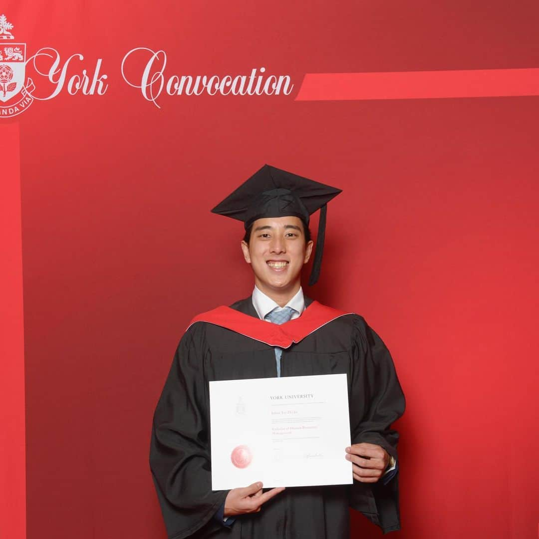 ジュリアン志傑乙さんのインスタグラム写真 - (ジュリアン志傑乙Instagram)「Finally made it through University and got that piece of paper! It wasn’t the studying part that was the most difficult, but the juggling of everything that came along with it. Figuring out how to keep myself in school while working, being an athlete and all other aspects of life with unexpected turns.   Those who know me well, know what sacrifices had to be made and I’m extremely thankful to have family and friends who understand, support me and are there for me. Moreover, the pandemic definitely had an impact on everything which didn’t make it any easier. Plus it also made it difficult to share moments like these with loved ones.   Now I know that I may be late to graduate compared to some of my friends/age group, but hey…it’s better late than never I guess. 🤷🏻‍♂️😅  What I’m getting at is that you should never give up on what you want. Despite the challenges and difficulties, you just got to keep going at it and it will work out as long as you put your mind to it.  . . . . . . . . . . . . . . . . . . 📸credits: my tripod 😅」10月17日 12時06分 - julianyeeee