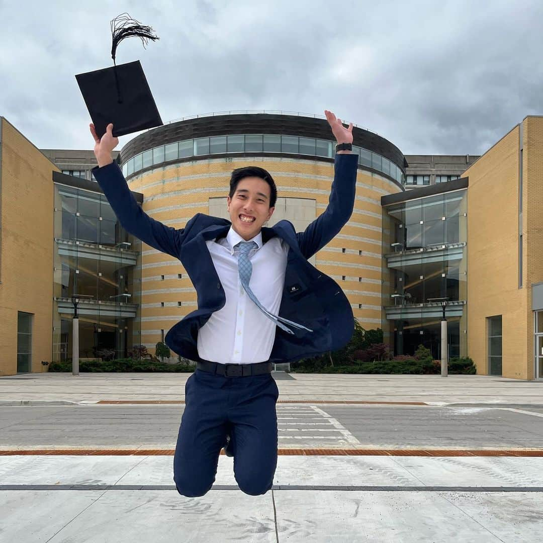 ジュリアン志傑乙さんのインスタグラム写真 - (ジュリアン志傑乙Instagram)「Finally made it through University and got that piece of paper! It wasn’t the studying part that was the most difficult, but the juggling of everything that came along with it. Figuring out how to keep myself in school while working, being an athlete and all other aspects of life with unexpected turns.   Those who know me well, know what sacrifices had to be made and I’m extremely thankful to have family and friends who understand, support me and are there for me. Moreover, the pandemic definitely had an impact on everything which didn’t make it any easier. Plus it also made it difficult to share moments like these with loved ones.   Now I know that I may be late to graduate compared to some of my friends/age group, but hey…it’s better late than never I guess. 🤷🏻‍♂️😅  What I’m getting at is that you should never give up on what you want. Despite the challenges and difficulties, you just got to keep going at it and it will work out as long as you put your mind to it.  . . . . . . . . . . . . . . . . . . 📸credits: my tripod 😅」10月17日 12時06分 - julianyeeee