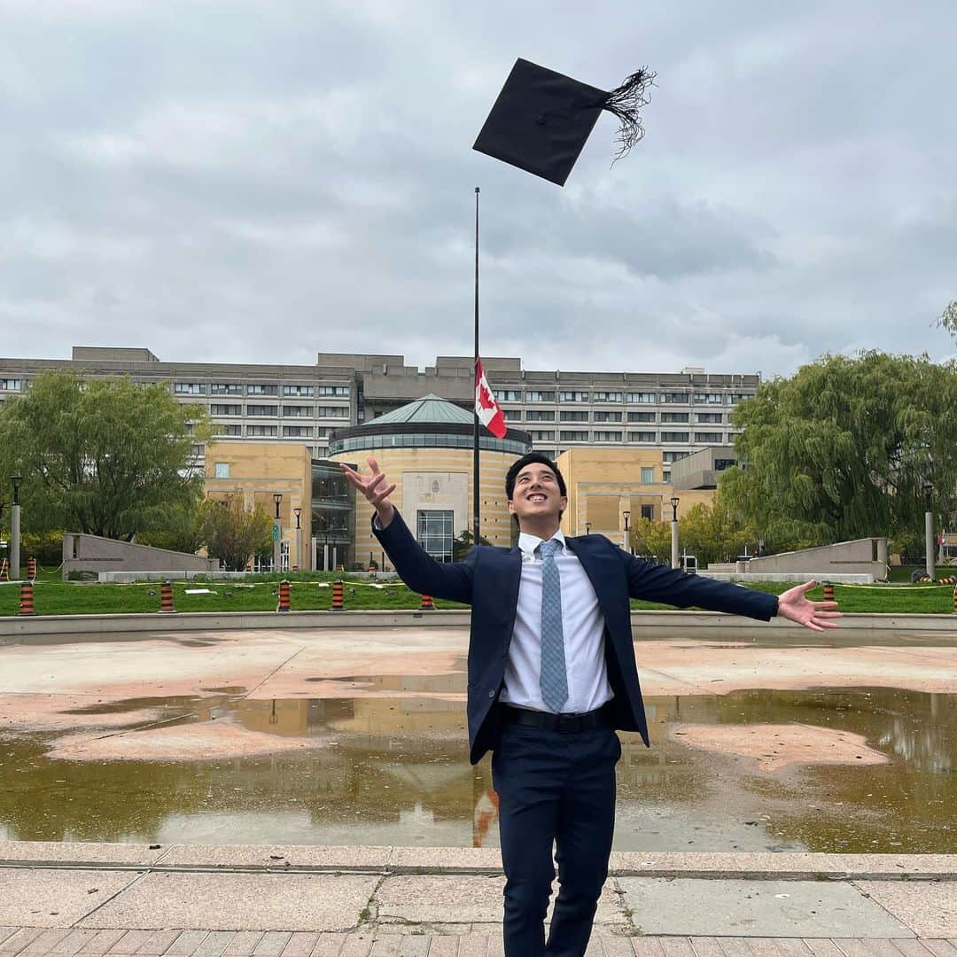 ジュリアン志傑乙さんのインスタグラム写真 - (ジュリアン志傑乙Instagram)「Finally made it through University and got that piece of paper! It wasn’t the studying part that was the most difficult, but the juggling of everything that came along with it. Figuring out how to keep myself in school while working, being an athlete and all other aspects of life with unexpected turns.   Those who know me well, know what sacrifices had to be made and I’m extremely thankful to have family and friends who understand, support me and are there for me. Moreover, the pandemic definitely had an impact on everything which didn’t make it any easier. Plus it also made it difficult to share moments like these with loved ones.   Now I know that I may be late to graduate compared to some of my friends/age group, but hey…it’s better late than never I guess. 🤷🏻‍♂️😅  What I’m getting at is that you should never give up on what you want. Despite the challenges and difficulties, you just got to keep going at it and it will work out as long as you put your mind to it.  . . . . . . . . . . . . . . . . . . 📸credits: my tripod 😅」10月17日 12時06分 - julianyeeee