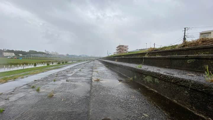 西野誠のインスタグラム：「明日（2021/10/18）から堤防嵩上げ工事に伴って解体工事が始まる、アジアで最初の常設サーキット「#多摩川スピードウェイ 」の遺構を訪ねてきました。アジアのモータースポーツ発祥の地でしみじみ&ずぶ濡れ。#F1jp #モータースポーツ #遺構 #honda #本田宗一郎」