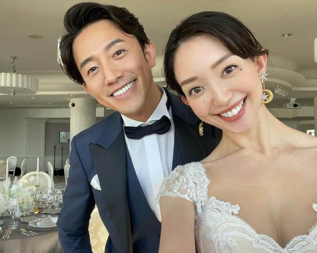 松島花さんのインスタグラム写真 - (松島花Instagram)「: 旦那さんではありません⚠️笑 Hotel wedding 47号の撮影で、 久しぶりに桜井さんと一緒でした📸 2・3枚目はオフショットです🤳🏻笑 天気がとっても良い日でした☀️ : 発売日はまたご報告させて下さい👰🏻‍♀️🤵🏻 今回のホテルはインターコンチネンタル 東京ベイさんでした✨✨✨ : He is not my husband. haha‼︎ He is a model, Mr. Takashi Sakurai. Today, I had a shooting for a Japanese  wedding magazine called "Hotel Wedding". The hotel was InterContinental Tokyo Bay. It was a lovely sunny day for the shooting! : #ホテルウェディング #雑誌 #撮影 #インターコンチネンタル東京ベイ #Hotelwedding #magazine #shooting #weddingdress」10月17日 12時08分 - hana_matsushima_official