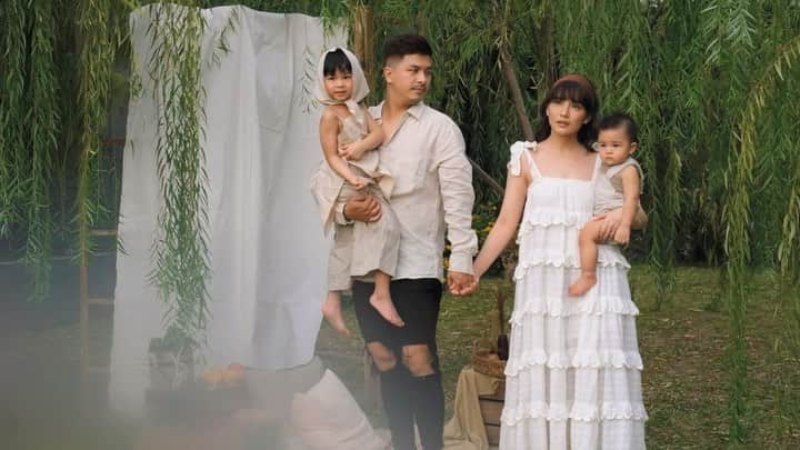チェルシー・オリビアのインスタグラム：「Family photoshoot ♥️  Menjelang Dante umur 1 tahun dan Glenn umur 33thn🤪🤪 Super happy akhirnya bisa terlaksana dengan baik photoshoot ini,Nastusha & Dante juga mood-nya sangat baik pas Foto walau Dante sedikit ngantuk (karna emang jam tidur tp ga tidur2).. Karna aku maunya konsepnya outdoor biar lebih aman 😜 tapi deg2an karna takut hujan atau terlalu panas buat anak anak tp semua lancarrr, Thanks God 🙏🏼 . . Photo with @gail.family @gidwinata  Video by @abbiyurakha  Styling Decor @kanalaproject @priskachristiany Stylist by @jealangel  Makeup by @jerikomakeup  Chelsea’s Dress @bisou.attire Kids Outfit @sonanddaughter.co」