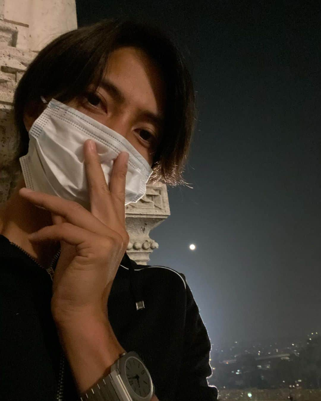 山下智久さんのインスタグラム写真 - (山下智久Instagram)「街を散歩してきました！ 夜は結構冷えます。皆さんも季節の変わり目体調に気をつけてください！  仕事頑張った後のビールって美味しすぎる。🍺  I took a nice walk in the city! It gets quite cold at night, I hope you all are taking care of your self. Beer after working hard is just too good.」10月17日 12時19分 - tomo.y9