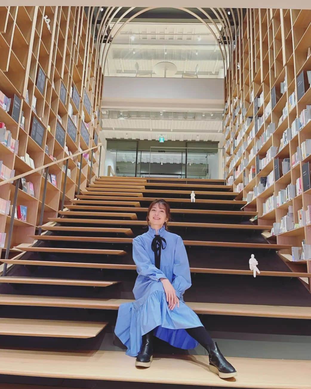 村治佳織さんのインスタグラム写真 - (村治佳織Instagram)「I went to The Waseda International House of Literature（The Haruki Murakami Library）yesterday. It's just opened the beginning of this month. I was excited to see all of Haruki Murakami's book which was included translated edition. Not only visiting this venue, I played the guitar beside Haruki-san.  There was a public reading event of the novel of his own.   昨日10/16は、オ一プンしたばかりの早稲田国際文学館（村上春樹ライブラリ一）へ。　 村上春樹さんによる、ご自身の作品の朗読に　 合わせて演奏させていただきました🤗 終演後のお食事の際には、今、発売中の"BRUTUS村上春樹特集号"（上下２号の大特集！）を村上さんよりいただきました！ ・ この朗読会の様子は今後、東京FMさんにて放送される予定ですのでお楽しみに✨　 ・　 そして明日の16時15分前後から生出演させて　 いただく東京FM"THE TRAD"（稲垣吾郎さんナビゲート）でもこのイベントのことをお話しする予定です！  #thewasedainternationalhouseofliterature  #harukimurakami  #brutus #kaorimuraji  #村治佳織 ワンピース:@adelly.tokyo」10月17日 13時00分 - kaorimurajiofficial