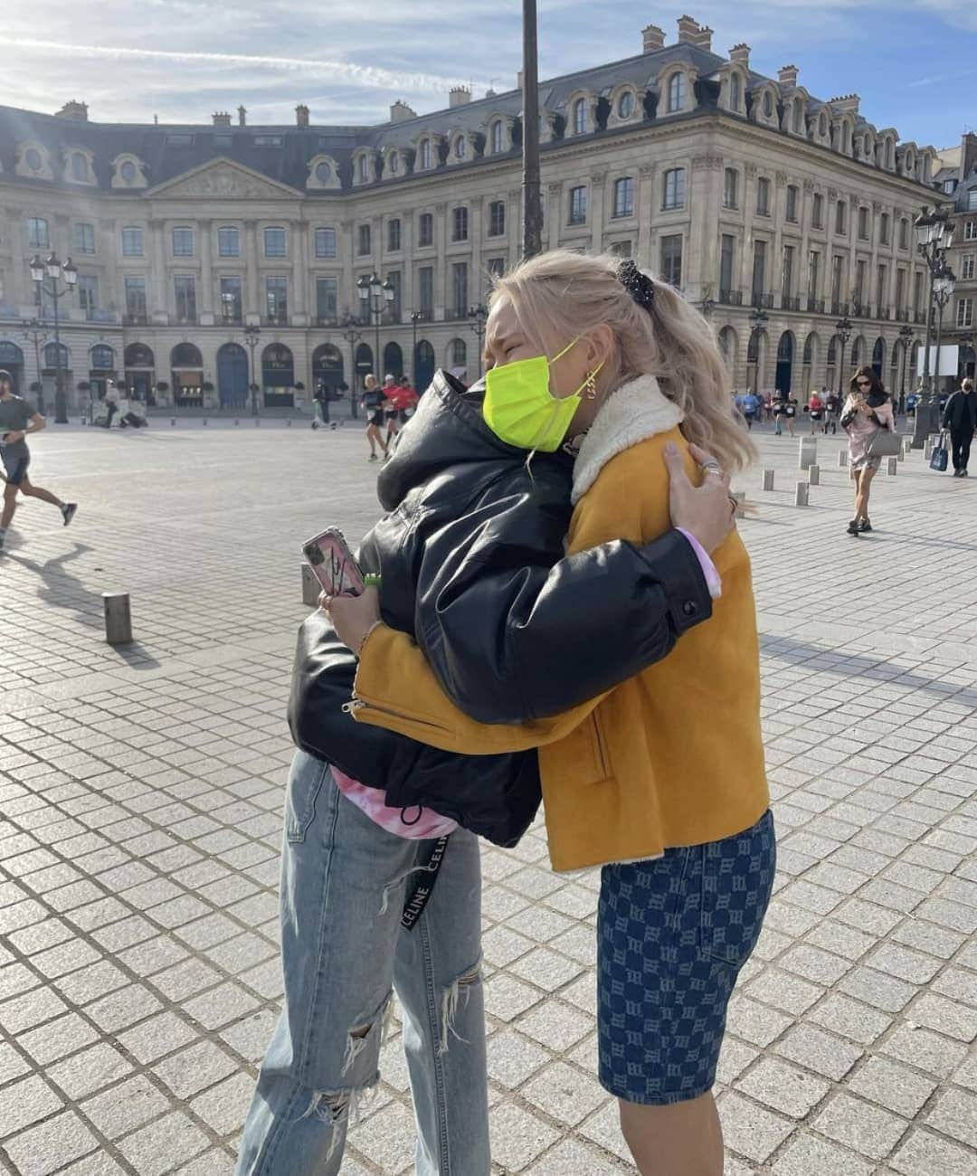 リサさんのインスタグラム写真 - (リサInstagram)「Lucky fans meeting Lisa in Paris and taking pictures. 🥺  ©chopluem . . . #LISA #LALISA #리사 #블랙핑크 #BLACKPINK #LALISAMANOBAN #LALISAMANOBAL #blackpinklisa #lisablackpink」10月17日 18時31分 - lisa.blackpink