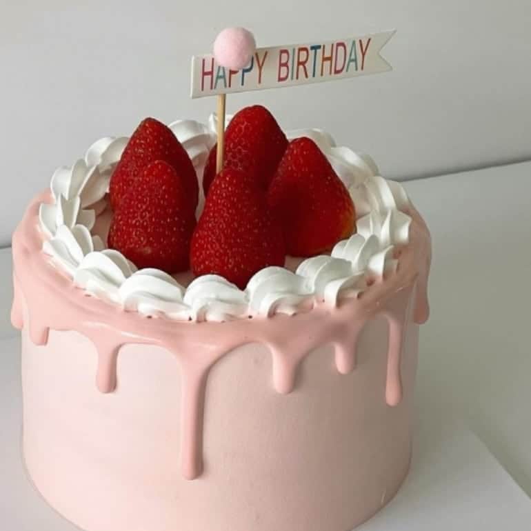 ニナ（ヒルマンニナ）のインスタグラム：「6 inches / strawberry longan 🍓  #cakesmadebythea #cakes #customizedcakes」