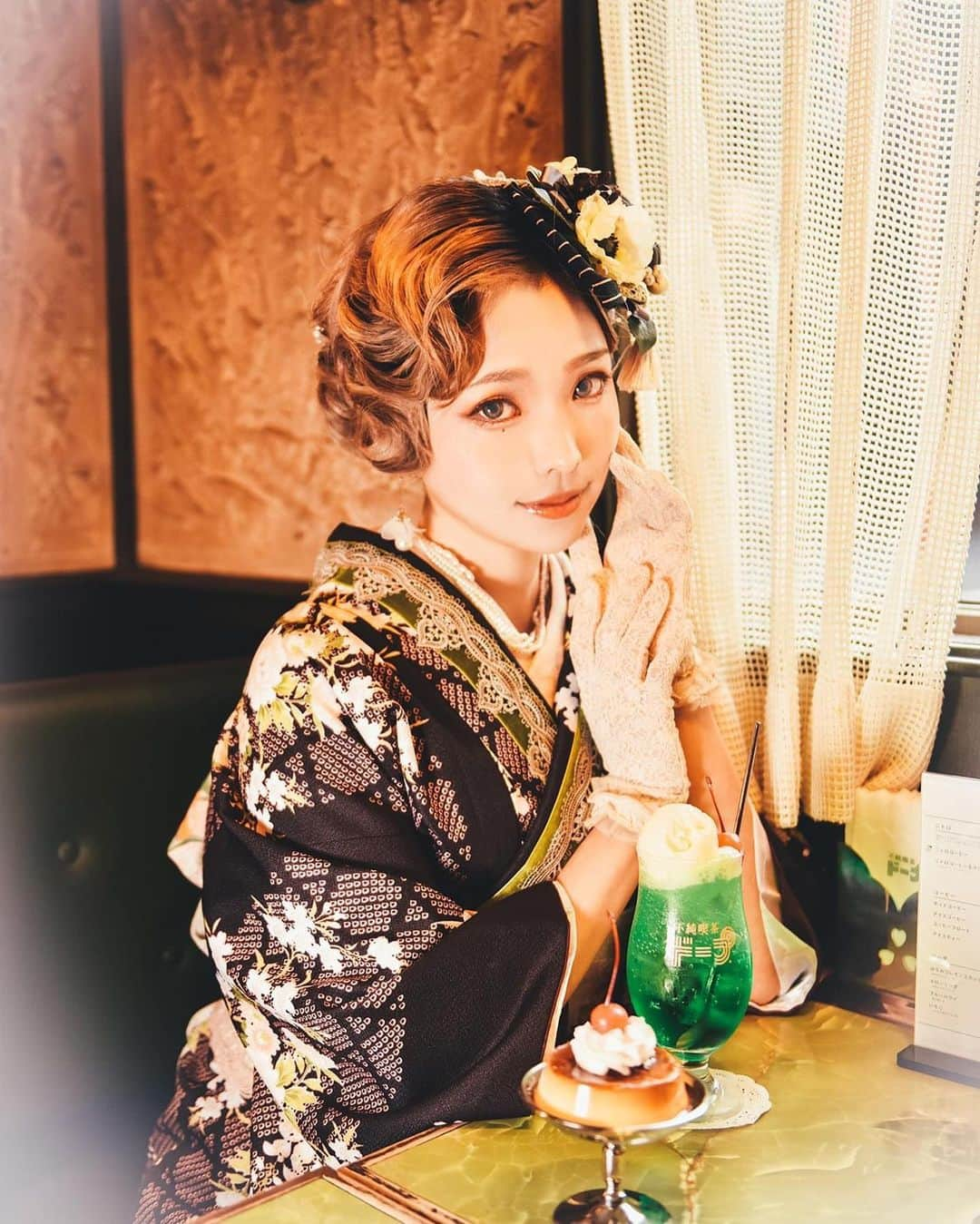 Elyさんのインスタグラム写真 - (ElyInstagram)「Retro kimono lady.🍂 This time young lady sneaked to a kissaten. She ordered a retro style pudding with ice cream soda. “Oh, so sweet! The pure sweetness just like the good old times.” This set of Autumn kimono has 22 photos, will be sent to all Patreסn subscriber in October.♡ ＊ 喫茶店行って参りました✨🍮 ＊ 這次大小姐偷跑去玩的地方是喫茶店 點了定番懷舊的布丁跟冰淇淋蘇打  "啊...好甜! 是種融合著那個時代的純粹的甜。"  這套秋季和服完整寫真有電子檔22張꒰ ∩･∇･∩꒱♡ 會送給這個月每一個等級訂閱者，包括訂E子的P網或網站購買 一起感受一下秋天的愜意吧!!✨🍂  👘 @kimono_luna  📷 @dzzdm  #elycosplay #dailyely #elydaily #blessed #travel  #kimono #retrostyle #retro #retro」10月17日 13時57分 - eeelyeee