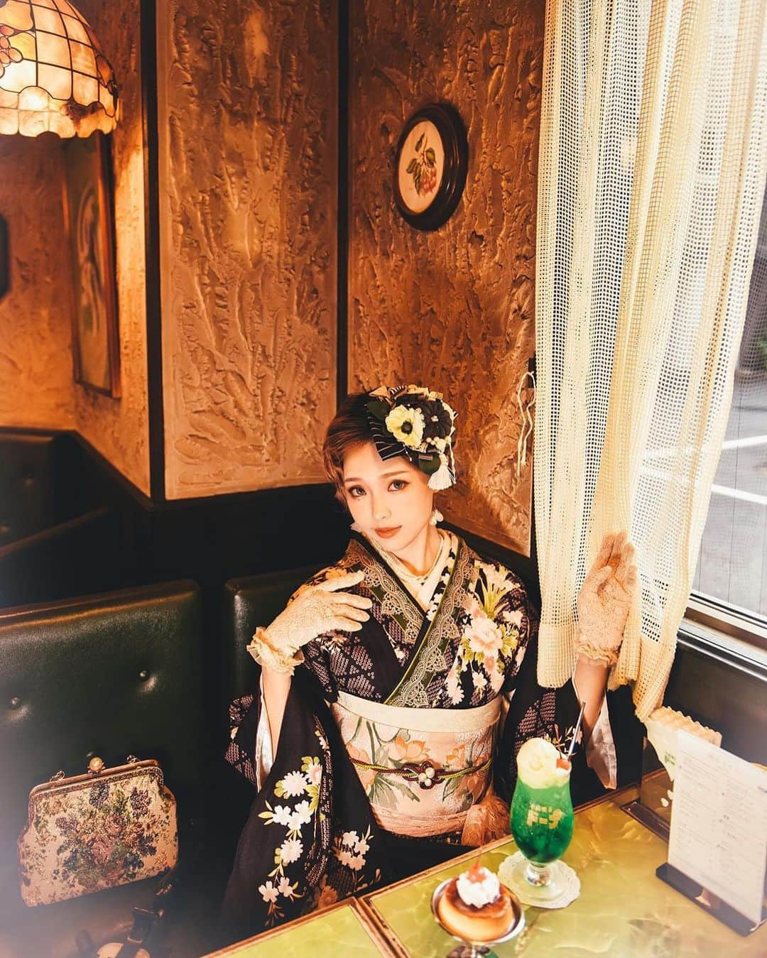 Elyさんのインスタグラム写真 - (ElyInstagram)「Retro kimono lady.🍂 This time young lady sneaked to a kissaten. She ordered a retro style pudding with ice cream soda. “Oh, so sweet! The pure sweetness just like the good old times.” This set of Autumn kimono has 22 photos, will be sent to all Patreסn subscriber in October.♡ ＊ 喫茶店行って参りました✨🍮 ＊ 這次大小姐偷跑去玩的地方是喫茶店 點了定番懷舊的布丁跟冰淇淋蘇打  "啊...好甜! 是種融合著那個時代的純粹的甜。"  這套秋季和服完整寫真有電子檔22張꒰ ∩･∇･∩꒱♡ 會送給這個月每一個等級訂閱者，包括訂E子的P網或網站購買 一起感受一下秋天的愜意吧!!✨🍂  👘 @kimono_luna  📷 @dzzdm  #elycosplay #dailyely #elydaily #blessed #travel  #kimono #retrostyle #retro #retro」10月17日 13時57分 - eeelyeee