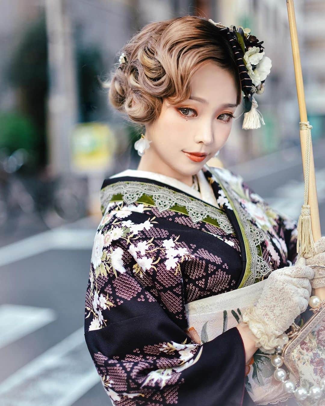 Elyさんのインスタグラム写真 - (ElyInstagram)「Retro kimono lady.🍂 This time young lady sneaked to a kissaten. She ordered a retro style pudding with ice cream soda. “Oh, so sweet! The pure sweetness just like the good old times.” This set of Autumn kimono has 22 photos, will be sent to all Patreסn subscriber in October.♡ ＊ 喫茶店行って参りました✨🍮 ＊ 這次大小姐偷跑去玩的地方是喫茶店 點了定番懷舊的布丁跟冰淇淋蘇打  "啊...好甜! 是種融合著那個時代的純粹的甜。"  這套秋季和服完整寫真有電子檔22張꒰ ∩･∇･∩꒱♡ 會送給這個月每一個等級訂閱者，包括訂E子的P網或網站購買 一起感受一下秋天的愜意吧!!✨🍂  👘 @kimono_luna  📷 @dzzdm  #elycosplay #dailyely #elydaily #blessed #travel  #kimono #retrostyle #retro #retro」10月17日 13時57分 - eeelyeee