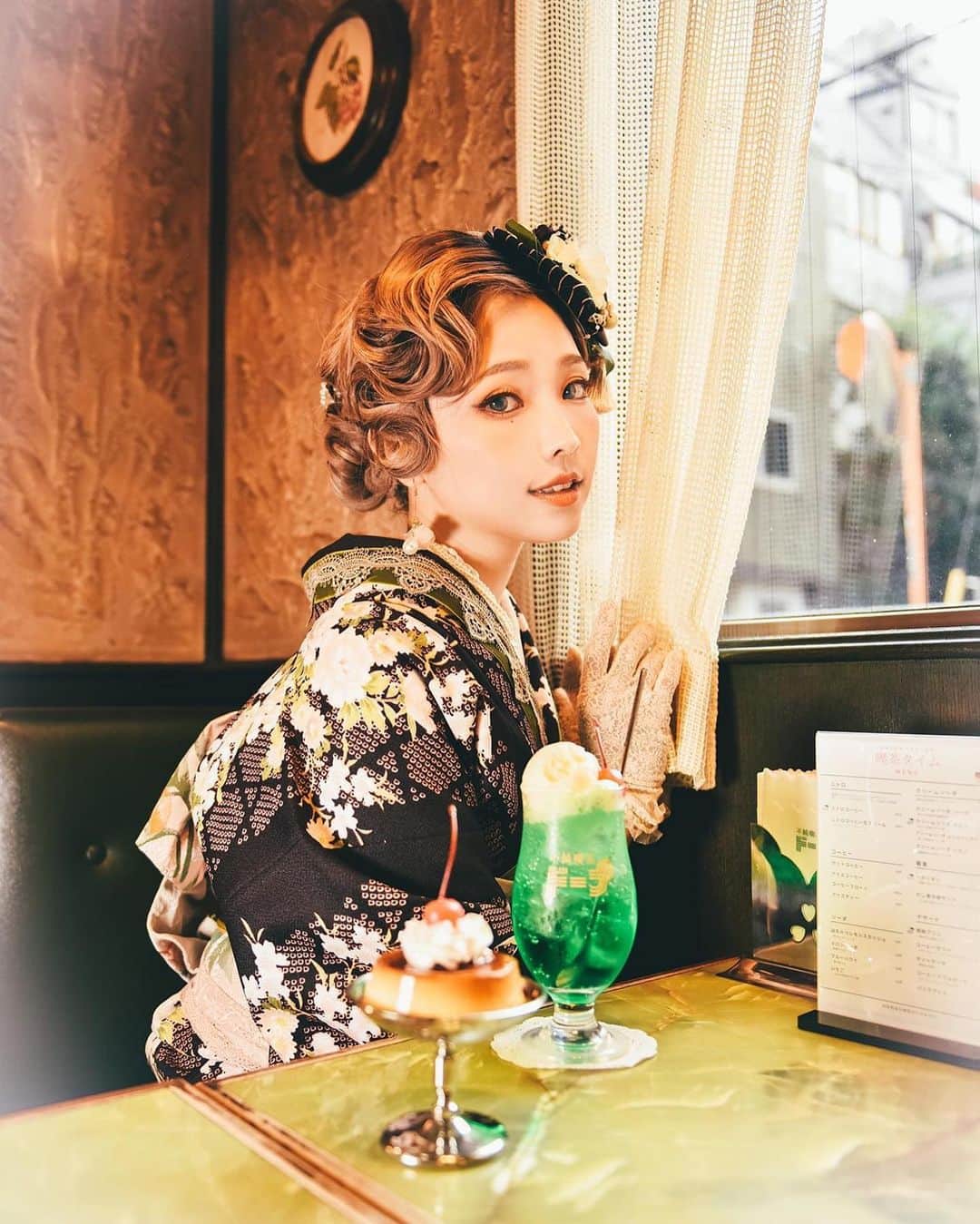 Elyさんのインスタグラム写真 - (ElyInstagram)「Retro kimono lady.🍂 This time young lady sneaked to a kissaten. She ordered a retro style pudding with ice cream soda. “Oh, so sweet! The pure sweetness just like the good old times.” This set of Autumn kimono has 22 photos, will be sent to all Patreסn subscriber in October.♡ ＊ 喫茶店行って参りました✨🍮 ＊ 這次大小姐偷跑去玩的地方是喫茶店 點了定番懷舊的布丁跟冰淇淋蘇打  "啊...好甜! 是種融合著那個時代的純粹的甜。"  這套秋季和服完整寫真有電子檔22張꒰ ∩･∇･∩꒱♡ 會送給這個月每一個等級訂閱者，包括訂E子的P網或網站購買 一起感受一下秋天的愜意吧!!✨🍂  👘 @kimono_luna  📷 @dzzdm  #elycosplay #dailyely #elydaily #blessed #travel  #kimono #retrostyle #retro #retro」10月17日 13時57分 - eeelyeee