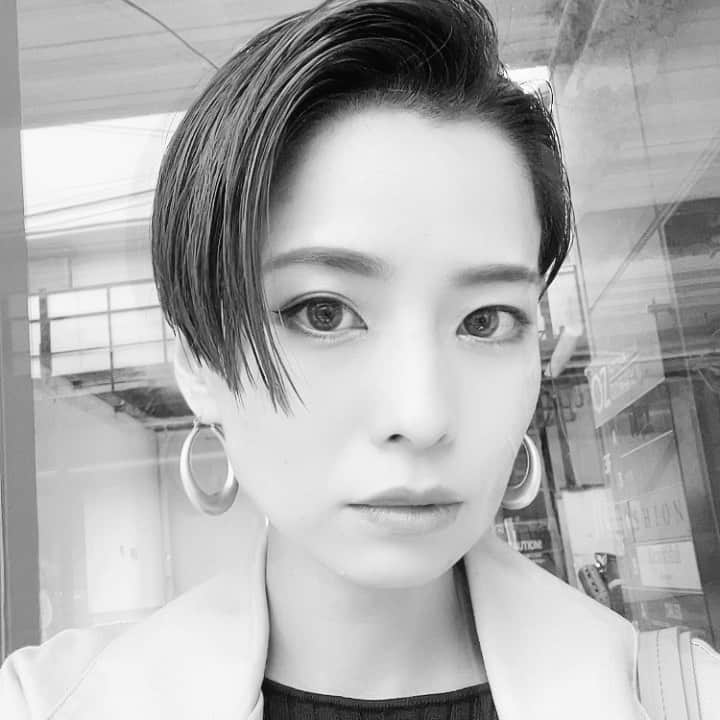 真崎ゆかのインスタグラム：「どもども。 おひさしぶりです。 真崎です。 ・ 今日は雨ですね。 みなさんお元気ですか？ 寒くなってきて私はちょっと泣いてます。 だって、夏がいいから。 秋も冬も春もそれぞれ好きなとこあるけど、やっぱ夏がいいな。 ・ ヘアカットしたので久しぶりに投稿✂︎ ツーブロックと刈り上げのやめ時がわからない。 3mmでやってもらってます✂︎ @meytokyo の @hiro_tani_mey さん、いつもありがとうございます^ ^ 毎回坊主にさせたがる谷口さん。笑 ・ 坊主にもしたいけどロングにもしたい。 1ヶ月で50cmくらい伸びればいいのに〜 ・ 寒くなるけどみんな元気でいてね☺️ ・ ・ #ショートカット #刈り上げ #ツーブロック #ショートヘア #meytokyo #かっこよくなりたい女子 #雨に負けない #寒さにも負けない  #色々考えるお年頃 #やっぱり表現していたいみたい私 #幸せとは何かいつも考えている」