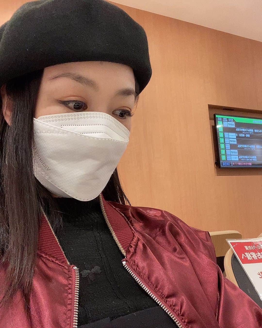 上久保慶子のインスタグラム：「今日は寒いっ😵バス🚌待ち  #スカジャン  #ありがとう松本  #帰るよ  #また来るね #信州 #感謝」