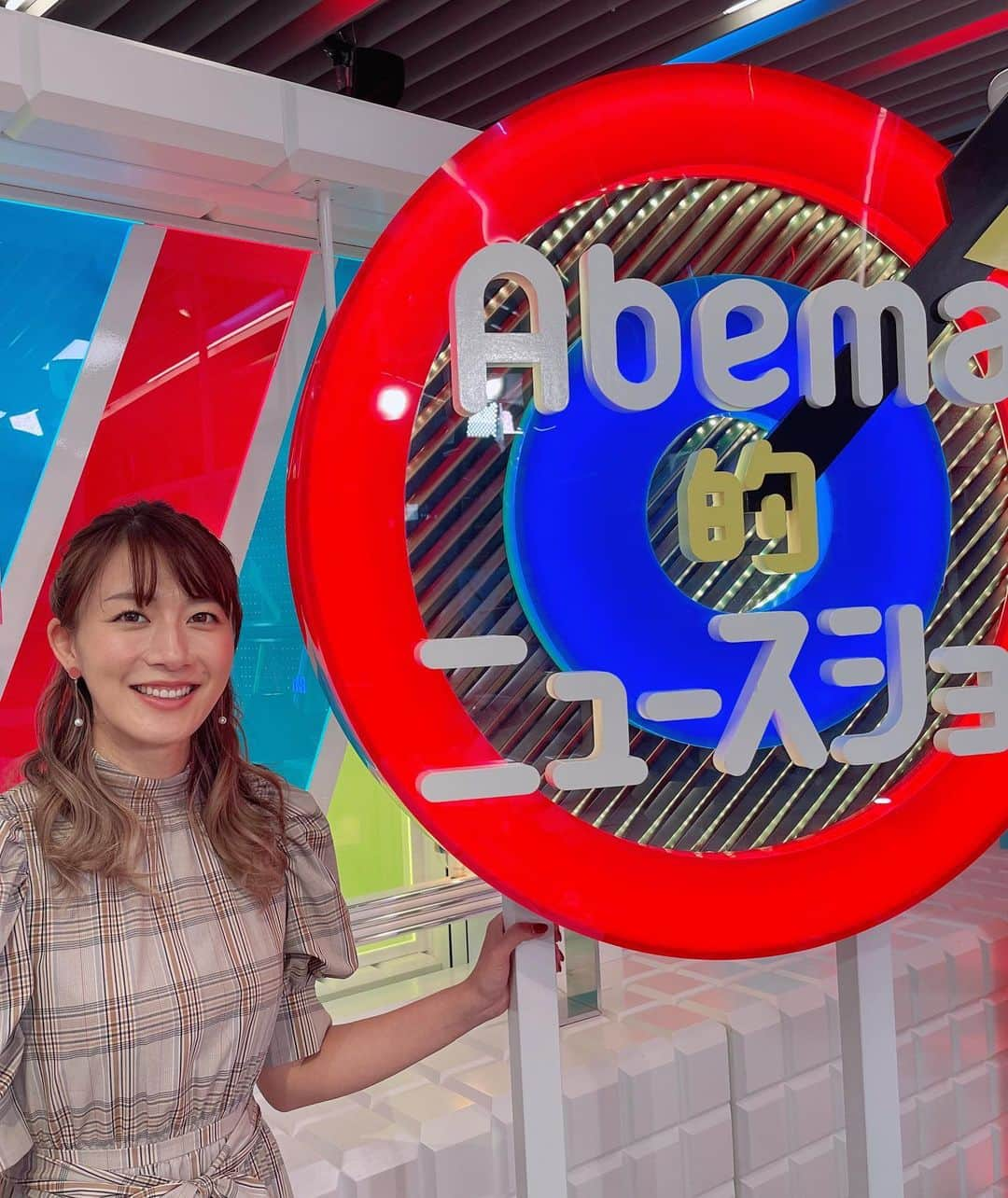 大島由香里さんのインスタグラム写真 - (大島由香里Instagram)「本日も「ABEMA的ニュースショー」に出演させて頂きました☆ 今日も素敵なワンピでした〜  #ABEMA的ニュースショー #綺麗なワンピースを着たおっさん😏 #大島由香里」10月17日 15時14分 - yukari__oshima