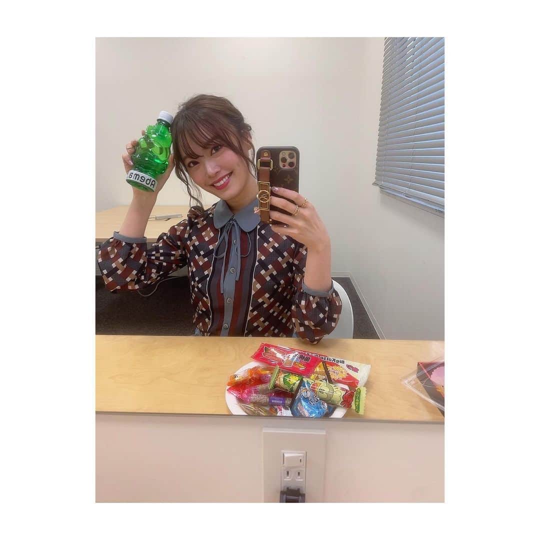 のインスタグラム：「. 今日も今日とて イケてるブラウスを着て お仕事です！  15:30からABEMA競輪ch グレードレースSP 🚴‍♂️🚴‍♀️  👚 @redyazel   #鏡越しに写す真実 #イケてる楽屋のお菓子 #写り込むお弁当のゴミ #結局スマホケース自慢したいだけ #このスマホケース使い続けたいから新しいスマホに変えられない #２枚目ポケットの裏地見えてたわ #秘密だよ🤫   #女子アナ　#アナウンサー　#フリーアナウンサー #REDYAZEL #instagood #followｍe」