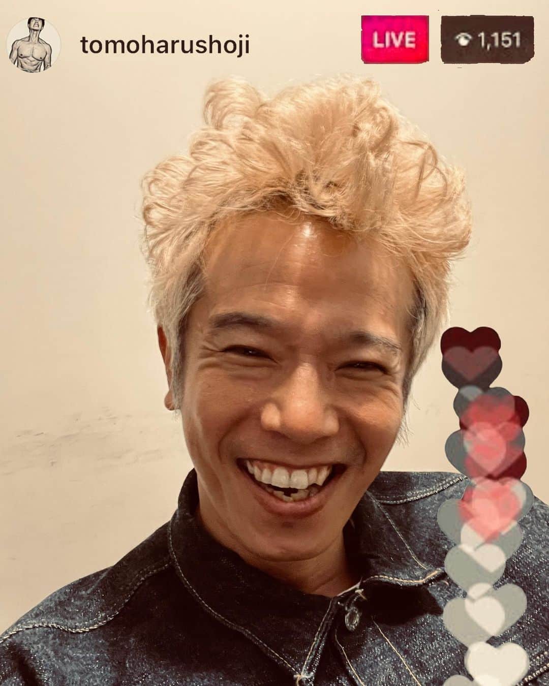 庄司智春のインスタグラム：「久しぶりのインスタライブ楽しかった〜！　 めちゃくちゃ楽しかったです。 参加してくれた方ありがとう！ コメントもハートもありがとう！ またやりますね！ ライブで言ったことは内緒ね♡  本当は1人です。 インスタライブもやってません。 1.151人も見るわけありません。 コメントもハートもありません。 1人で撮って 1人で加工してます。 いつも1人です。」